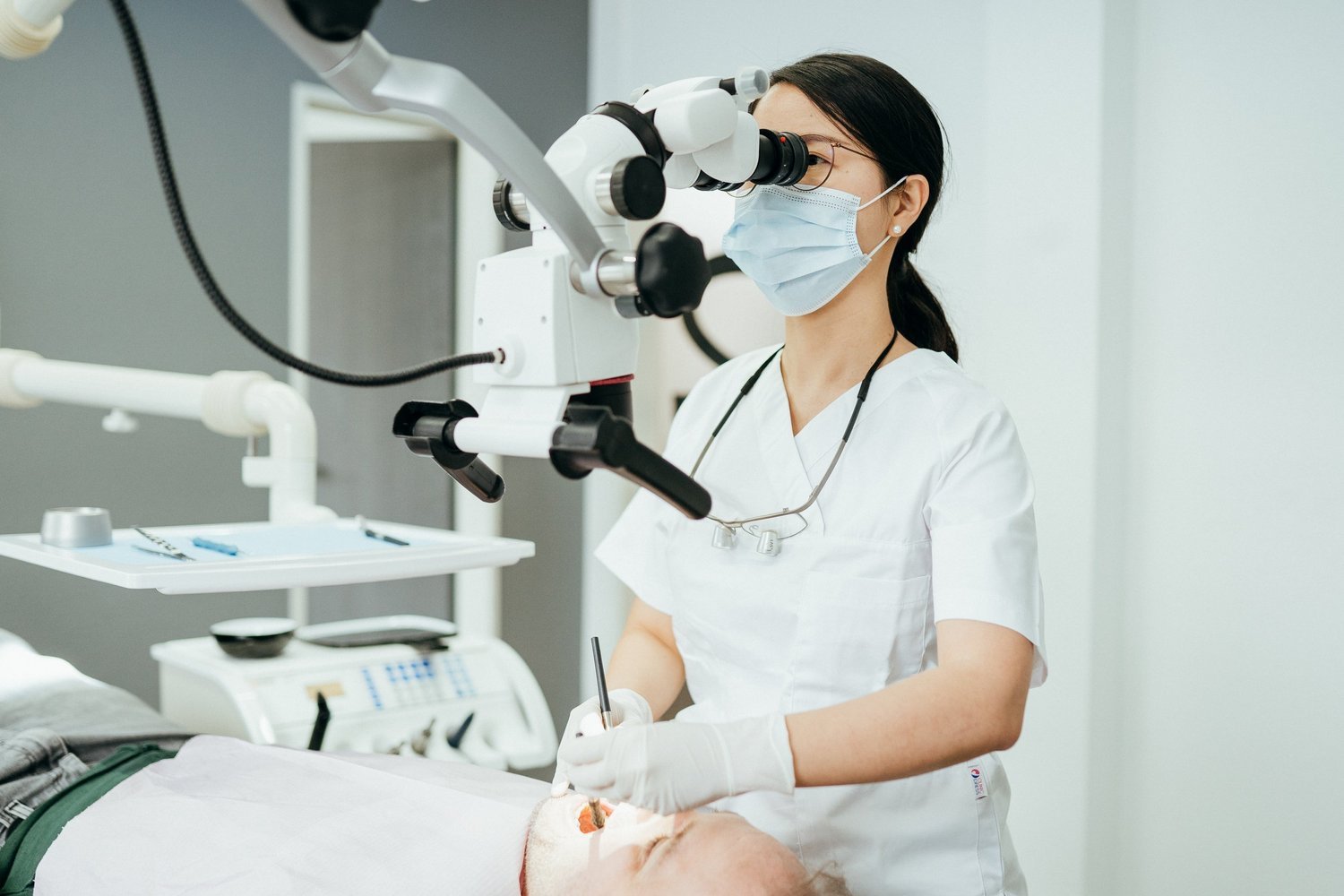 Dr. Yanfei Jiang behandelt einen Patienten unter dem Operationsmikroskop